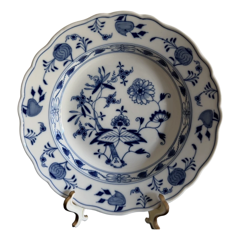Fixed front reference: a blue-and-white porcelain plate with a floral pattern